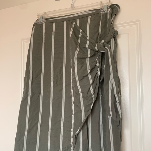 H&M faux wrap skirt - Picture 2 of 3